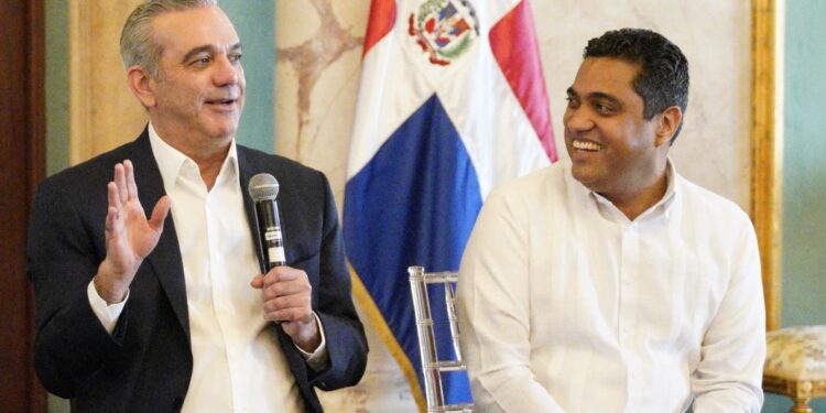 Ministro Kelvin Cruz anuncia inversión de RD$ 800 millones para construir 30 multiusos en GSD