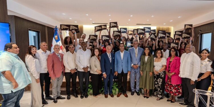 Liga Municipal Dominicana celebra reconocimiento especial de 27 jóvenes dominicanos meritorios de la diáspora