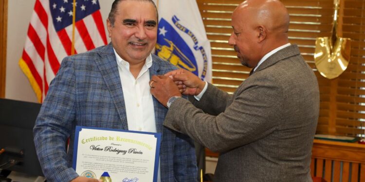 Alcalde de Lawrence otorga certificado de reconocimiento y pins de distinción al empresario y alto dirigente FP, Víctor Pavón