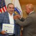 Alcalde de Lawrence otorga certificado de reconocimiento y pins de distinción al empresario y alto dirigente FP, Víctor Pavón