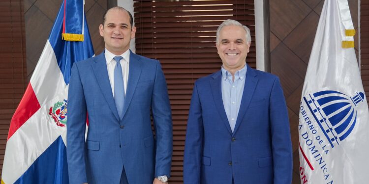 Luis Miguel De Camps juramenta a Adolfo Pérez De León como nuevo director del INABIE