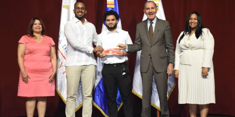 MESCyT e ITLA realizan histórica entrega de 350 becas nacionales a estudiantes en carreras STEAM