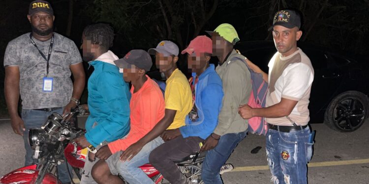 Migración detiene grupo de motoristas traficando indocumentados en horas nocturnas en&nbsp; proximidades de Azúa