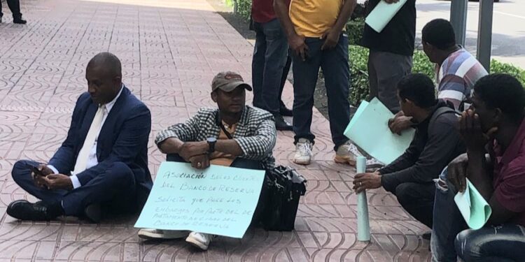 Durante protesta denuncian embargos arbitrarios de inmuebles por parte de equipo legal del Banreservas