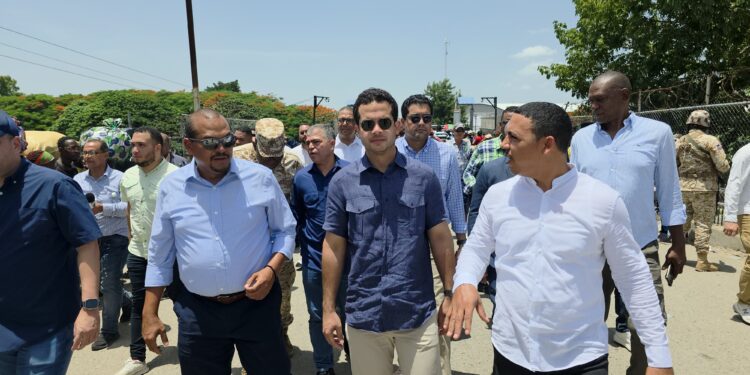Senador Omar Fernández realiza recorrido por el Mercado y paso Fronterizo de Dajabón; Entrega útiles escolares a niños de la zona