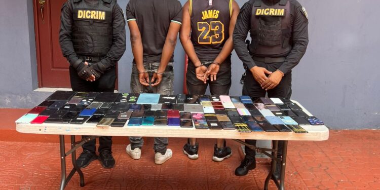 Policía Nacional apresa a dos haitianos por posesión de más de 190 celulares robados y ocho tabletas en el Distrito Naciona