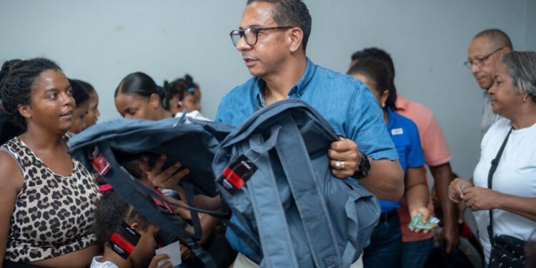 Pedro Jiménez entrega útiles escolares a cientos de niños de la Circ. 2 del DN