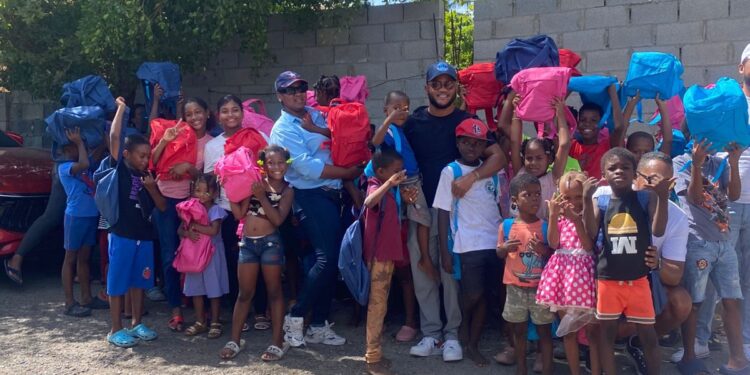 Fundación FYRE y aliados entregan útiles escolares a estudiantes dominicanos