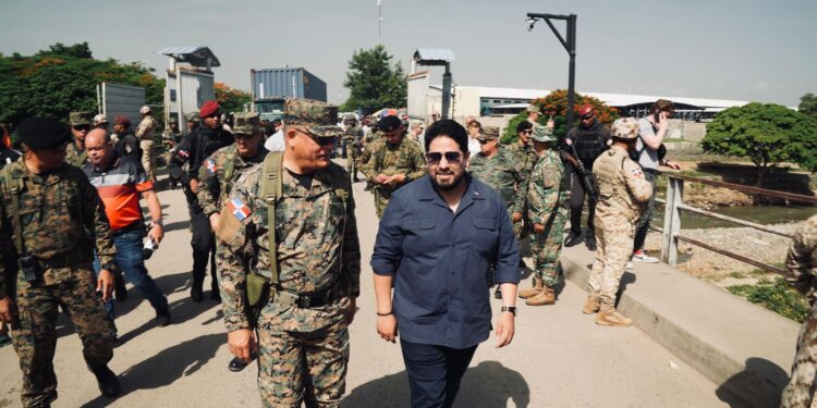 Ministro Defensa RD y Subsecretario de Defensa EE.UU. recorren frontera domínico-haitiana de Manzanillo a Dajabón