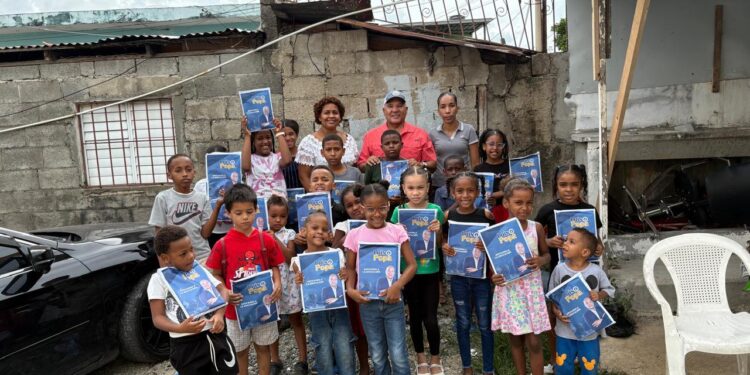 Dirigente Luis Popa entrega útiles escolares a niños de Santo Domingo Oeste