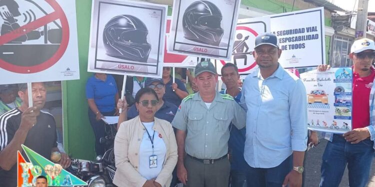 Realizan Caminata de conciencia para prevenir accidentes de tránsito en Loma de Cabrera y otros municipios