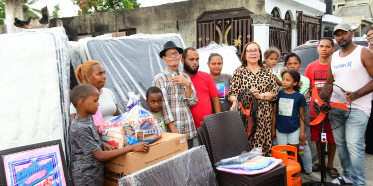 Gobernadora Rosa Santos asiste tres familias que perdieron sus hogares por incendio en Hato del Yaque