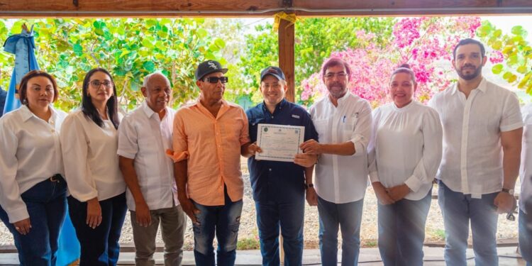 Gobierno entrega a través del INDRHI RD$ 46 millones y Títulos de Propiedad a parceleros «Presa Monte Grande»