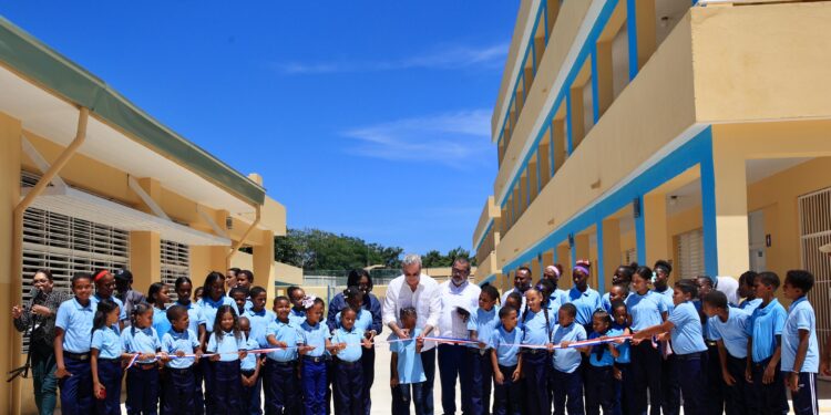 Presidente Abinader inaugura moderno centro educativo en Enriquillo; beneficiará unos 560 estudiantes