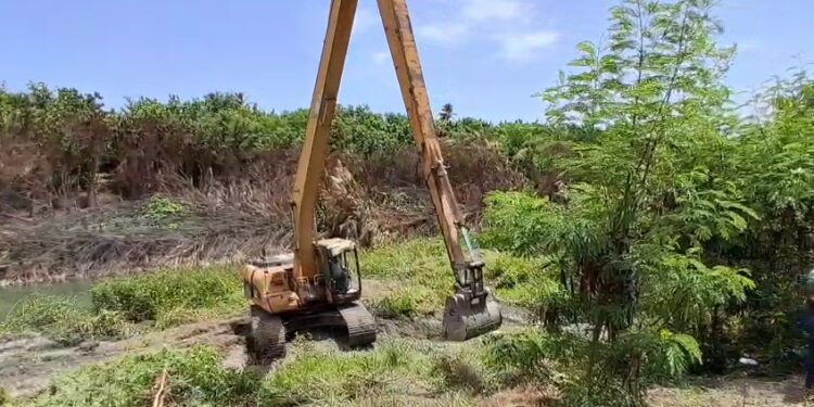 Gerentes del INDRHI acondicionan canal Trujillo para llevar agua a la Laguna Rincón