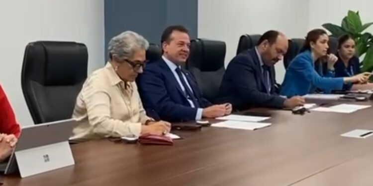 Ministro Ito Bisonó recibe misión del FMI para revisar avances económicos y productivos de la República Dominicana
