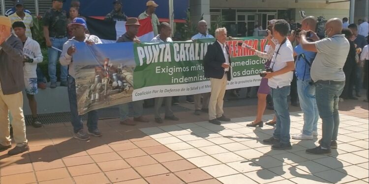 Cientos de personas se querellan contra la corrupción y contaminación de Punta Catalina y reclaman 3 mil millones de dólares de resarcimiento de los daños causados.