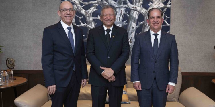 Leonardo Aguilera recibe a su homólogo del Banco Santa Cruz