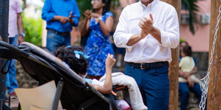 Senador Omar Fernández entrega parque inclusivo para niños con discapacidad