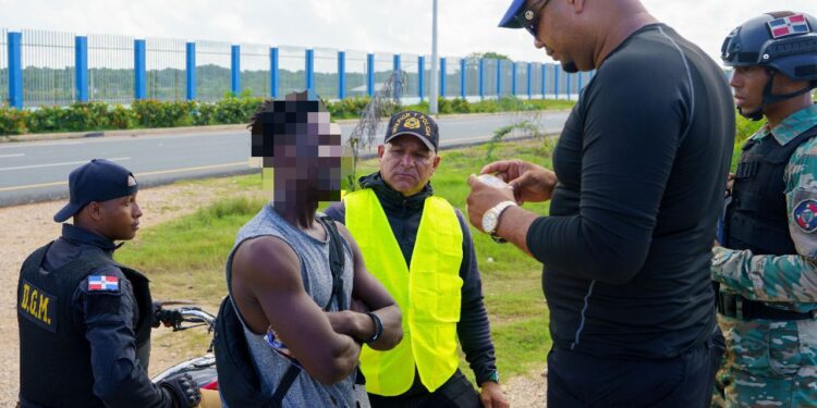 DGM y Fuerzas detienen 1,329 indocumentados y repatrían 1,711 a través de puertas fronterizas