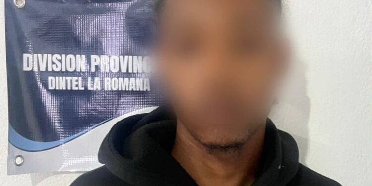 Policía Nacional arresta a “Rafelito”, presunto estafador de falsas visas y contratos de trabajo en Santiago