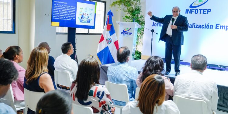 Director del INFOTEP se reúne con empresarios de Haina para socializar necesidades de la formación técnico-profesional