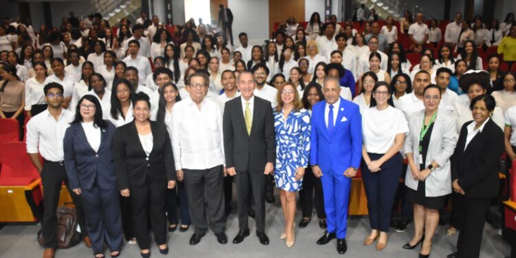 MESCyT otorga 208 becas nacionales a estudiantes de la Universidad Nacional Pedro Henríquez Ureña