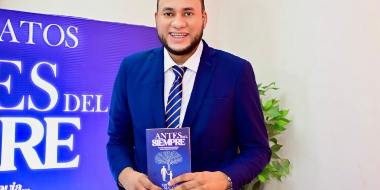 El joven regidor que escribe historias: Michael Matos y su libro Antes del Siempre