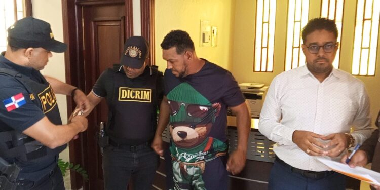 Ante la búsqueda de la Policía Nacional, se entrega hombre que era buscado por agredir con un bate a otro ciudadano en Mao, Valverde