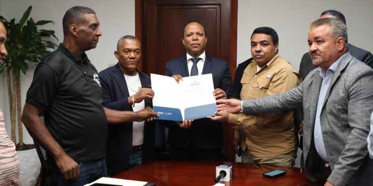 INTRANT entrega licencias de operación al CNTU: un día histórico para el sector transporte