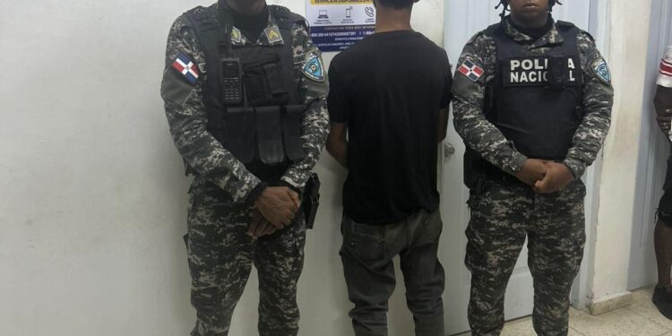 Policía recupera vehículo robado, ocupa drogas y detiene varias personas en Sabana Perdida SDN