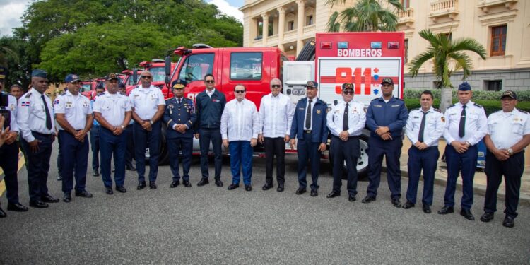 MINPRE y Sistema 911 entregan 12 nuevos camiones de bomberos para fortalecer capacidad de respuesta a emergencias