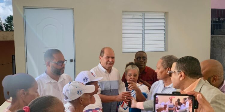 Wilson Muñoz y el equipo de Fernando Paniagua realizan otra entrega de vivienda a familia en Los Guaricanos.