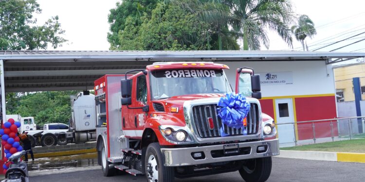 Proindustria recibe camión de bomberos para la Zona Franca Industrial de La Vega