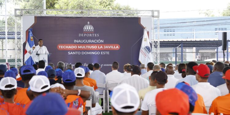 Ministro Kelvin Cruz entrega multiuso La Javilla en Villa Duarte SDE