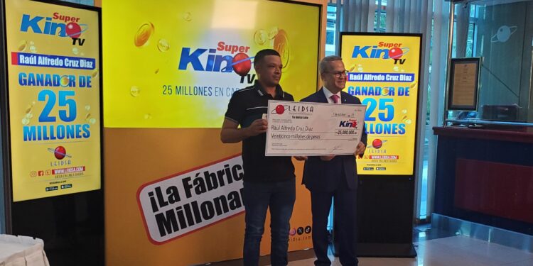LEIDSA entrega cheque a mecánico ganador de 25 millones con el Súper Kino Tv