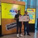LEIDSA entrega cheque a mecánico ganador de 25 millones con el Súper Kino Tv