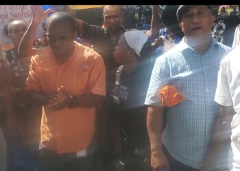 Moradores de Villa Mella,  municipio Santo Domingo Norte, exigen asfaltado de sus calles