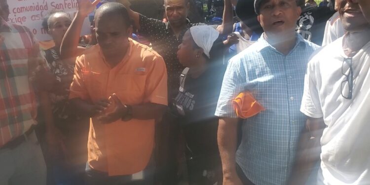 Moradores de Villa Mella, municipio Santo Domingo Norte, exigen asfaltado de sus calles