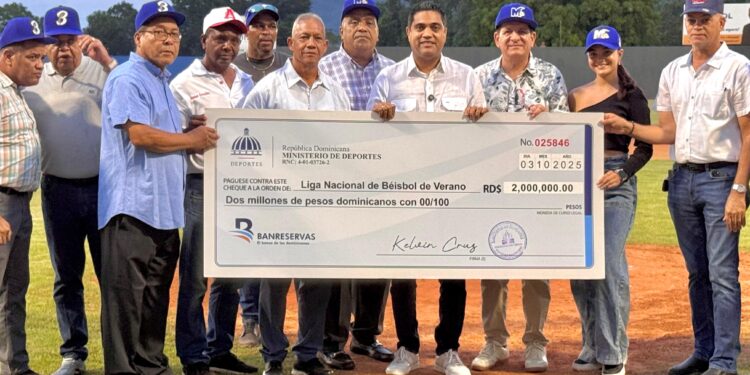 Ministro Kelvin Cruz entrega aporte de dos millones a la Liga de Verano