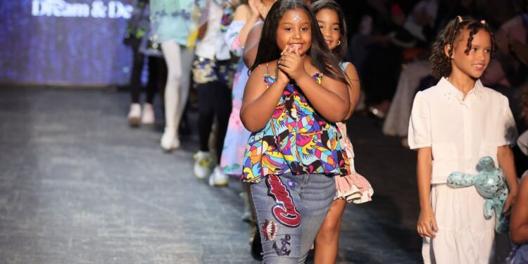 “Dream y Denim”: Génesis Fermín celebra fuerza y creatividad en RD Fashion Kids 2025