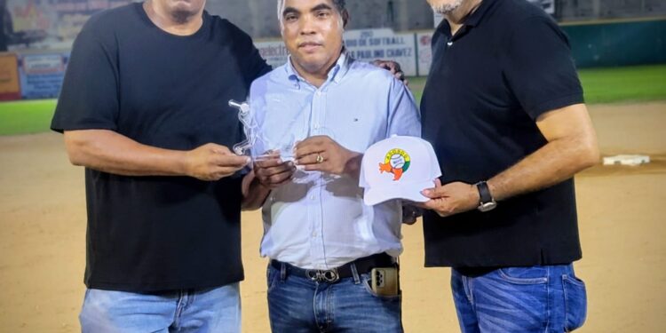 Asociación de Softball SDO reconoce a Vinicio Aquino por su apoyo al deporte