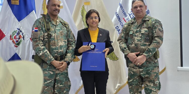 Ministerio de Defensa a través UNADE fortalece cultura de defensa y compromiso nacional desde la frontera