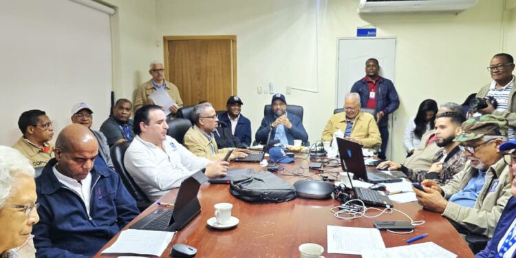 Gremios del transporte respaldan disposiciones del COE y suspenden operaciones ante desarrollo de Tormenta Melissa