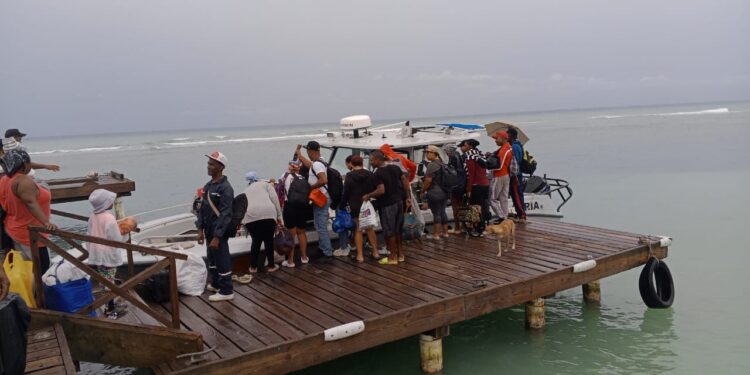 Ministerio de Defensa, a través de la Armada, ejecuta operativo de evacuación en Isla Saona ante los efectos de la tormenta Melissa