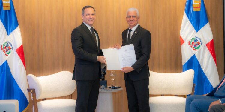 Presidente del Senado recibe de la Suprema Corte de Justicia (SCJ) proyecto que actualiza Ley de Uso de Medios Digitales