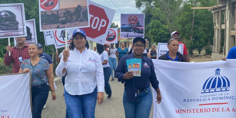 Salud Pública&nbsp; impulsa conciencia vial con caminata en El Pino Dajabónz