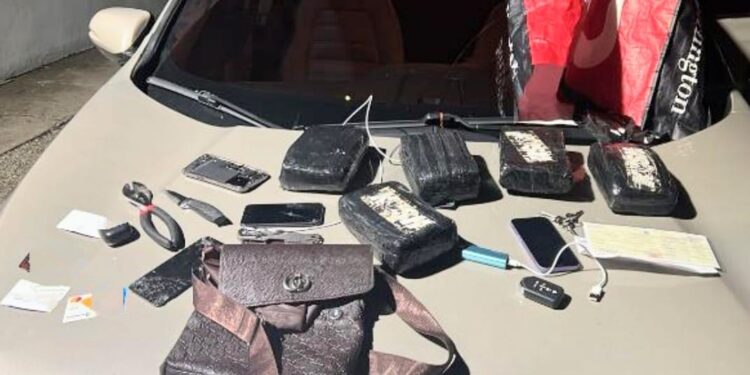 Policía Nacional ocupa cinco pacas de presunta marihuana y apresa a un hombre durante operativo preventivo en Barahona