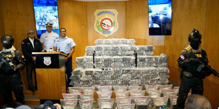 Durante despliegue de fuerzas por aire, mar y tierra intervienen lancha con 650 paquetes de presunta cocaína