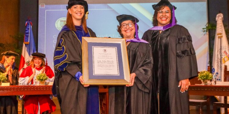 Unibe reconoce a la maestra Mercedes Hernández Caamaño con el título de Profesora Honoraria